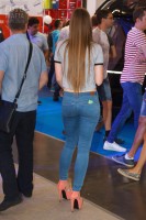Фотоохота на попу в обтягивающих джинсах