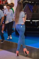 Девушка на каблуках в джинсах