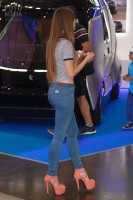 Фотоохота на попу в обтягивающих джинсах