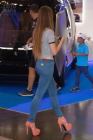 Девушка на каблуках в джинсах