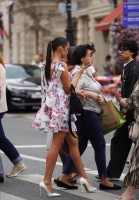 Девушка на улице в коротком платье и туфлях