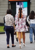 Девушка на улице в коротком платье и туфлях