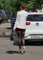 Фотоохота на девушку в чулках на улице