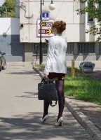 Девушка в мини и чулках на каблуках