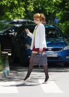 Девушка в мини и чулках на каблуках