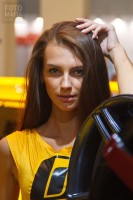 Секси модель в мини-шортиках и на каблуках