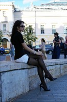 Фотоохота на девушку в чулках и мини