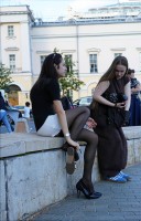 Девушка на улице в чулках