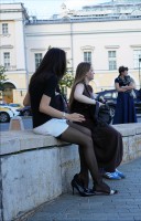 Девушка на улице в чулках