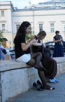 Фотоохота на девушку в чулках и мини