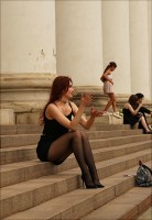 Фотоохота на девушку в мини и колготках