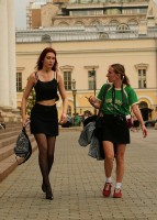 Девушка на улице в мини на каблуках