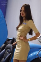 Модель в обтягивающем платье на авто выставке