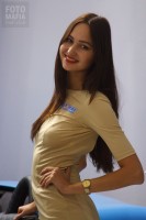 Модель в обтягивающем платье на авто выставке