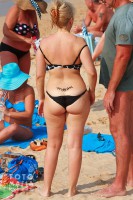 пляжная девушка в бикини