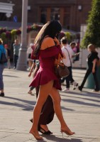 Девушка на улице в мини