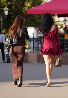 Девушка на улице в мини