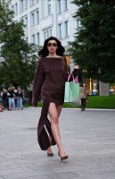 Девушка в очень коротком платье