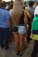 Фотоохота на девушку в джинсовых шортиках
