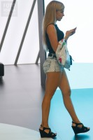 Фотоохота на девушку в джинсовых шортиках
