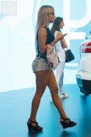 Фотоохота на девушку в джинсовых шортиках