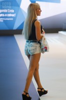 Фотоохота на девушку в джинсовых шортиках
