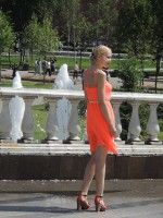 девушка в оранжевом платье