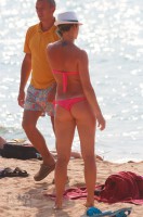 пляжная девушка в бикини