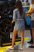 Фотоохота на девушку в мини платьице