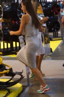 Попа в обтягивающем платье