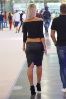 Фотоохота на девушку в мини