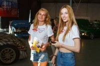 Модели в шортиках на выставке тюнинга