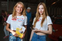 Модели в шортиках на выставке тюнинга