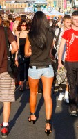 фотоохота девушка в джинсовых шортиках на улице