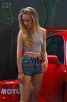 Посетительница позирует на выставке Auto Tuning Show