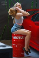 Девушка в шортиках на выставке тюнинга