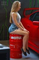 Девушка позирует на выставке Тюнинг Шоу 2018