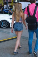 Посетительница позирует на выставке Auto Tuning Show