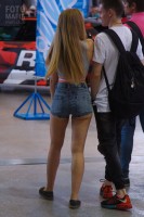 Посетительница позирует на выставке Auto Tuning Show