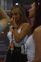 Фотоохота на девушку без лифчика на выставке