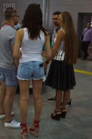 У девушки нет лифчика под одеждой