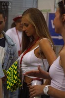 Соски торчат сквозь одежду