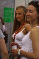 Соски торчат сквозь одежду