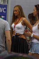 Соски торчат сквозь одежду