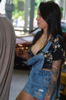 Сексуальные девочки позируют на выставке Auto Tuning Show 2018