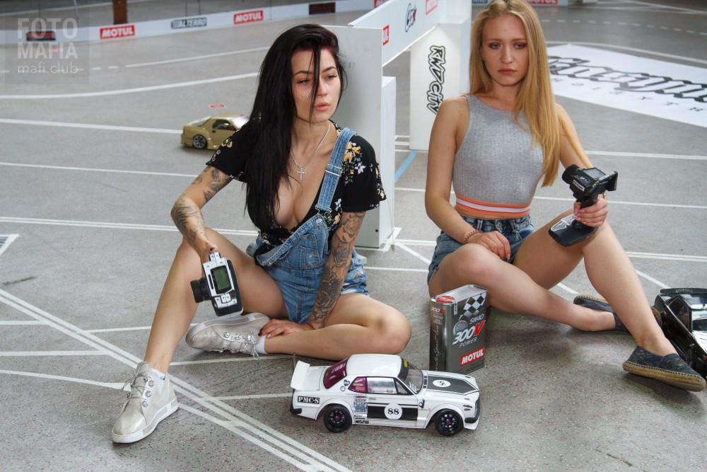 Фотоохота на девушек выставки тюнинга