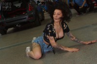 Девушка с большими сиськами и декольте