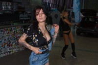 Девушка сексуально танцует на выставке Auto Tuning Show 2018