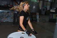Девушка танцует на выставке Auto Tuning Show 2018