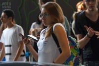 Девушка без лифчика с небольшой грудью
